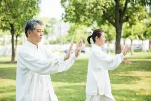 如何安全提升老年人篮球运动中的爆发力?两种方法的深度解析与推荐
